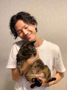 猫を抱く男性